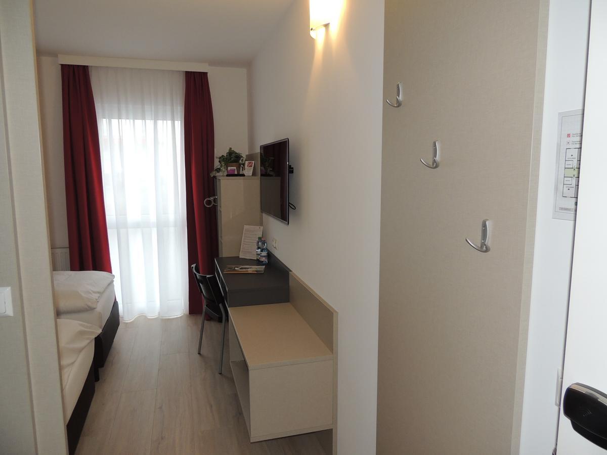 Avia Motel Bisamberg Корнойбург Экстерьер фото